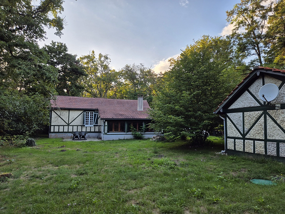 Global outdoor view on the terrain from the back with a sky of a summer afternoon light.